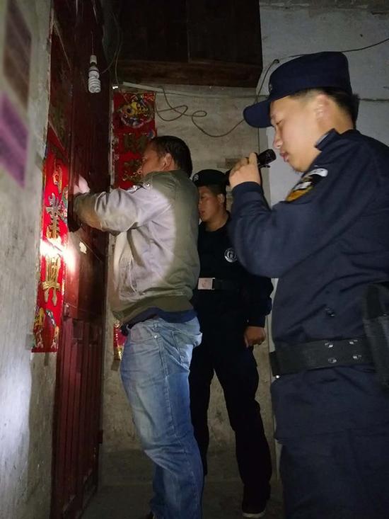 桂林粗心妈妈误将幼女锁家中 