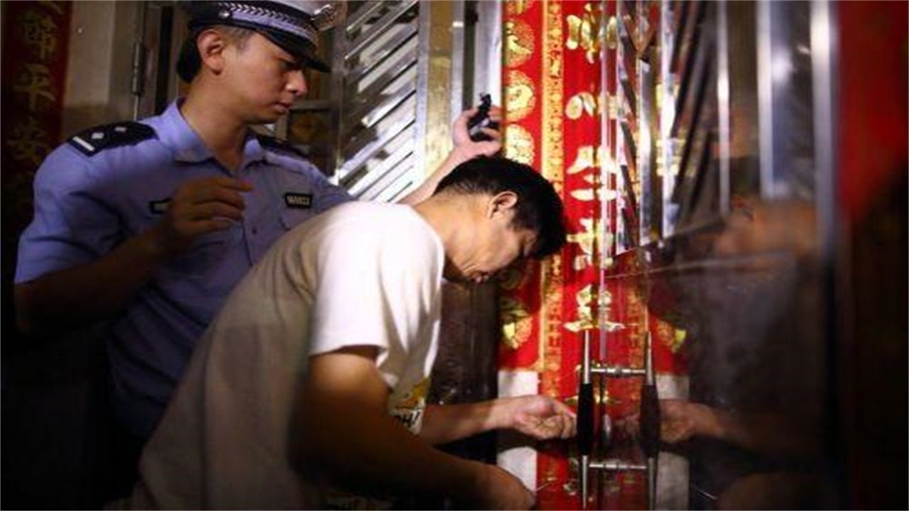 桂林请开锁师傅开了锁后，师傅